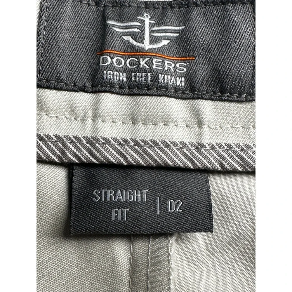 NEW Dockers Iron Free Khakis Mens 38x30 Beige Straight Fit D2 Chino Pants